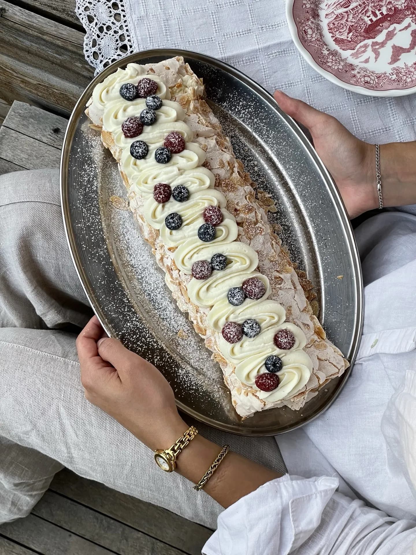 Меренговый рулет с кремом и свежими ягодами